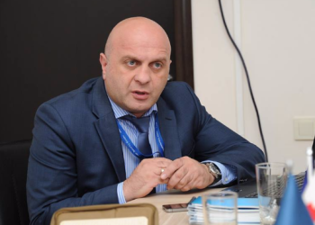 “რო­დე­საც აცხა­დე­ბენ, რომ თუ სა­ვი­ზო რე­ჟიმს და­ვა­წე­სებთ, მე­ო­რე მხა­რე და­ი­წყებს ომს, ეს სუ­ვე­რე­ნი­ტე­ტის და­კარ­გვას ნიშ­ნავს” – ანდრო გოცირიძე