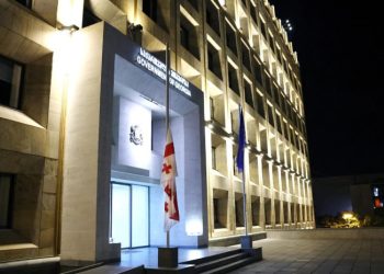 აგვისტოს ომის მე-14 წლისთავთან დაკავშირებით, დაღუპულთა ხსოვნის პატივსაცემად, მთავრობის ადმინისტრაციის შენობაზე სახელმწიფო დროშა დაეშვა