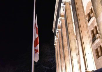 აგვისტოს ომში დაღუპულთა ხსოვნის პატივის მიგების ნიშნად, პარლამენტის შენობაზე საქართველოს სახელმწიფო დროშა დაეშვა