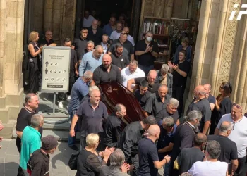 მამუკა ონაშვილი სიონის საკათედრო ტაძრიდან მეგობრებმა და კოლეგებმა ტაშით გააცილეს