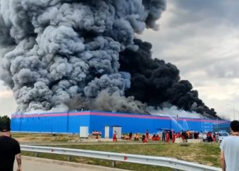 მოსკოვის მახლობლად  OZON-ის საწყობი იწვის (ვიდეო)