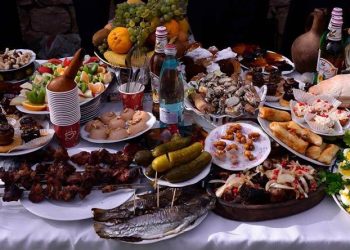 ნაკლები უნდა ჭამონ თანამდებობის პირებმა – კორუფციის მკვლევარები სარესტორნო მომსახურებაში ბიუჯეტიდან გაღებულ თანხებზე