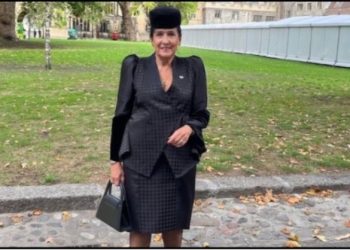 რას წერს დიზაინერი, რომელმაც სალომე ზურაბიშვილი დედოფლის დაკრძალვის ცერემონიისთვის შემოსა