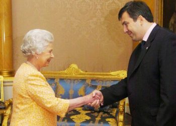 „უცებ ვიღაცამ ტელეფონი ხელიდან გამომტაცა, მოვტრიალდი და ხელში შემრჩა დედოფალი“ – სააკაშვილი ელისაბედ მეორეზე