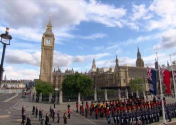 ელისაბედ მეორის ცხედარი ვესტმინსტერში გადაასვენეს