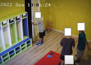 ძარცვა ბაღში 6-7 წლის ბავშების მონაწილეობით “ფანჯრიდან შეაღწიეს  და ინვენტარი დააზიანეს” – რა ჩანს სათვალთვალო კამერებში?