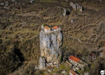 „გთხოვთ, მოვ­რჩეთ“ – როგორ გაასაღა სომხურად კაცხის სვეტი ფეისბუქგვერდმა