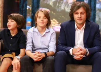 ირაკლი კობახიძე შვილებთან ერთად მუსიკალურ კომპოზიციას ასრულებს (ვიდეო)