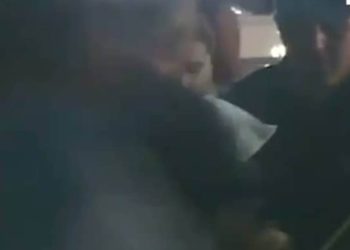 ვიდეო – როგორ გადაჰყავთ ბანკის შენობიდან გამოყვანილი მძევლები