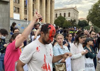 “მხარდაჭერა ირანელ ქალებს” – ელენე ხოშტარია პარლამენტთან მიმდინარე აქციიდან ფოტოებს აქვეყნებს