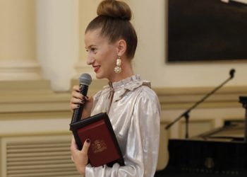 სალომე ზურაბიშვილმა მომღერალი ნათია თოდუა ღირსების მედლით დააჯილდოვა