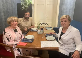 შევ­ხვდი მის დე­დას, გი­უ­ლი ალა­სა­ნი­ას და მის მე­გო­ბარს, გი­ორ­გი ჩა­ლა­ძეს -ანა ფოტიგა