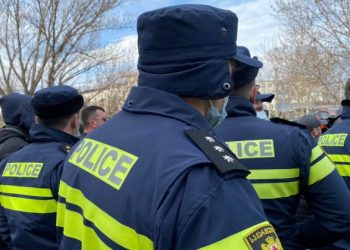 პროკურატურამ პოლიციელის დაჭრასა და ცეცხლსასროლი იარაღის უკანონო შეძენა-შენახვა-ტარების ბრალდებით ერთ პირს ბრალი წაუყენა