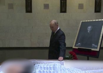 +18 – ვიდეო – პუტინმა გორბაჩოვის ცხედარს გორბაჩოვის გარდაცვალება მიუსამძიმრა და ყვავილები მიუტანა