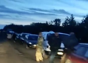 “კილომეტრებიანი რიგებია რუსეთ-უკრაინის საზღვარზე” – ვინ გარბის უკრაინიდან?