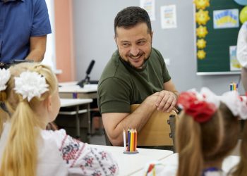 ზელენსკი ირპენის სკოლაში, რომელიც დაიბომბა და ომში მყოფმა ქვეყანამ 1 სექტემბრამდე აღადგინა