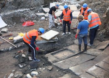 კულტურის სამინისტროს ავტოფარეხის ქვეშ ძველი აკლდამები აღმოაჩინეს