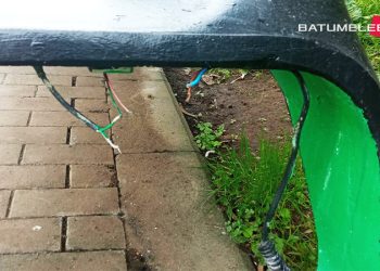 გაშიშვლებული დენის კაბელები ბათუმის ცენტრალურ პარკში – “ბათუმელები”