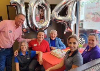 აშშ-ში რესტორანმა ერთგულ მომხმარებელს 104 წლის იუბილე აუღნიშნა