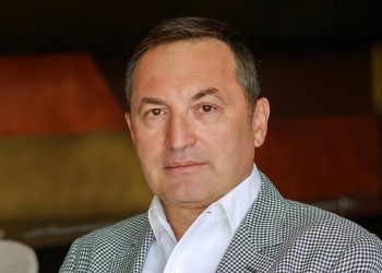 ოჩამჩირელი ბიჭი, რომელმაც საქართველოს „საკუთრებაში” მოაქცია და აბრუნებს, მართავს და ავითარებს ქვეყნისთვის გამორჩეულად მნიშვნელოვან აქტივებს – Forbes საქართველო ხვიჩა მაქაცარიაზე