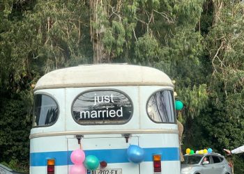 უჩვეულო ქორწილი ბათუმში – მაყრიონი დარბაზში საბჭოთა დროინდელი ავტობუსით მივიდა (ვიდეო)