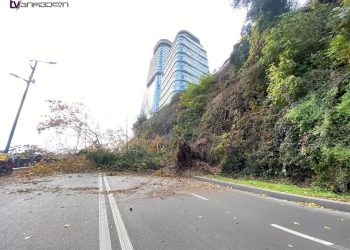 (ფოტოები)თამარ მეფის ხიდთან, კლდის ნაწილი ჩამოიშალა და სავალი გზა ჩახერგა