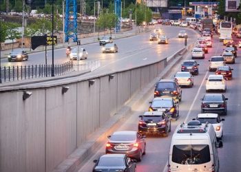 თბილისში ქუჩების დავიწროების პრობლემას არასტანდარტული გზები იწვევს – კახა კალაძე