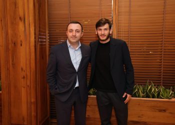 ,,… შენი დაბინძურებული სკამის გადასარჩენად ფოტოში შეეტენო ახალგაზრდას და ამით მის მიმართ მისი ხალხის სიყვარული დარტყმის ქვეშ დააყენო?!” – ირინა სარიშვილი