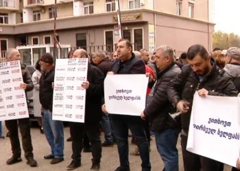 “ვითხოვთ ღირსეულ ხელფასს” – სასწრაფოს ექიმებისა და მძღოლების პროტესტი