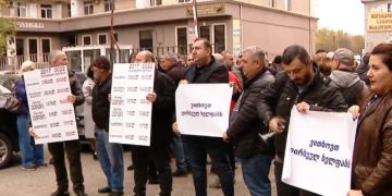 “ვითხოვთ ღირსეულ ხელფასს” – სასწრაფოს ექიმებისა და მძღოლების პროტესტი