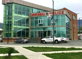 თრევა-თრევით ჩაიყვანეს, თავში მუშტები ურტყეს… პოლიციის უფროსმა იარაღი მომადო – ოჯახი პოლიციას დაკავებულის ცემაში ადანაშაულებს