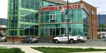 თრევა-თრევით ჩაიყვანეს, თავში მუშტები ურტყეს… პოლიციის უფროსმა იარაღი მომადო – ოჯახი პოლიციას დაკავებულის ცემაში ადანაშაულებს