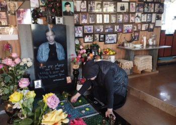 დედა, რომელიც 13 წელია სასაფლაოზე, შვილის საფლავთან ერთად ცხოვრობს – “ყოველ დილით ყავას ვუხარშავ და საფლავთან ვუდგამ”