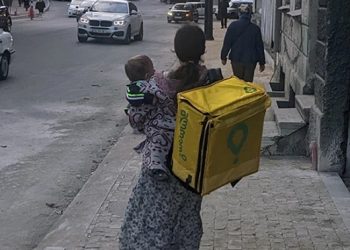 “ორი შვილი ჰყავს” – ვინ არის გოგო, რომელიც შვილთან ერთად „გლოვოს“ კურიერად მუშაობს