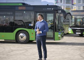 “ძალიან მინდა შენთან ერთად გავისეირნო და რამდენიმე გაჩერებაზე დავდგეთ, ავტობუსს ველოდოთ, ველოდოთ , ველოდოთ…” – ეთო გუგავა