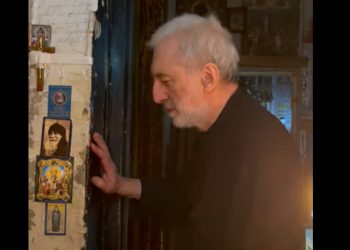 „ქრისტე ქართველია“ – მამა ნიკოლოზმა მრევლს შოკოლადი დაურიგა (ვიდეო)