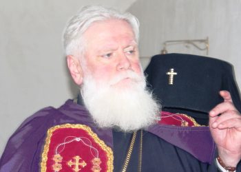 „სად ისვენებენ წელიწადის ოთხ დროში, რა უჯდებათ ეს დასვენება, იქნებ ერთი ხელი ტანსაცმლით იარონ და დანარჩენი გაჭირვებულებს, ქვრივ – ობლებს მოახმარონ“ – მეუფე ანტონი ჟურნალისტებზე