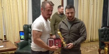 „შონ პენი, რომელმაც ერთი კვირის წინ დედა დაკრძალა, ჩაიყვანეს უკრაინაში და საკუთარი ოსკარი გადააცემინეს ზელენსკისთვის“ – ბაკურ ბაკურაძე