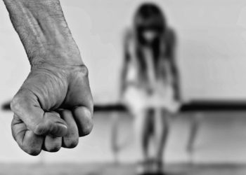 როდესაც მამამ გაიგო, რომ მისი შვილი ძალადობის მსხვერპლი იყო, მას ფიზიკურად გაუსწორდა