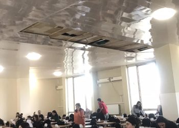 გამოცდის დროს ჩამონგრეული ჭერი და სპეციალისტები, რომლებმაც განსაზღვრეს რომ გამოცდის გაგრძელება უსაფრთხოა – რა მოხდა თსუ–ში?