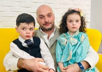 “ტყუპები 3 წლის გახდნენ” – ყოფილი პრემიერი შვილების ფოტოს აქვეყნებს
