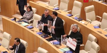 „ნაციონალური მოძრაობის“ წევრებმა პარლამენტის სხდომა, სადაც რატი ბრეგაძეს უსმენენ, პროტესტის ნიშნად დატოვეს