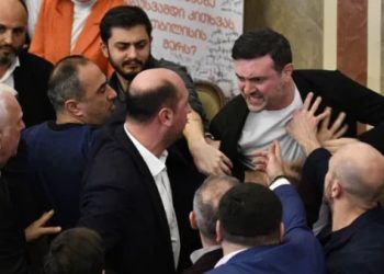 (ვიდეო) დედის გინება და ხელჩართული ჩხუბი საკრებულოში