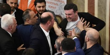 (ვიდეო) დედის გინება და ხელჩართული ჩხუბი საკრებულოში