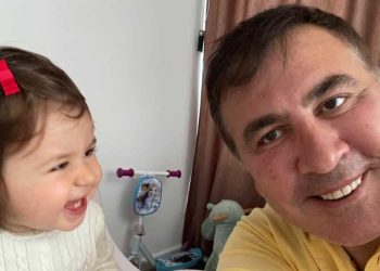 ვიდეო – როგორ ულოცავს ალისკა მამას დაბადების დღეს