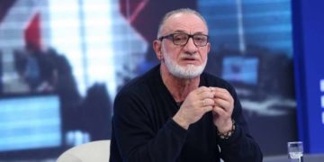 „შენგან აოხრებულ თბილისში დახოცილ ბიჭებსაც ვგლოვობდით… შენგან დამხობილი პრეზიდენტიც გამოვიგლოვეთ…“ – ნუგზარ სულაშვილი
