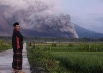 ინდონეზიაში ყველაზე მაღალი ვულკანი ამოიფრქვა