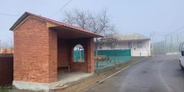 ქარელის მერიამ მოსაცდელი ააშენა სოფელში, სადაც ტრანსპორტი წლებია აღარ დადის