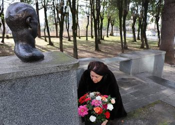 „გმირები უნდა გვახსოვდეს“ – თამარ ბელქანია მელიტონ ქანთარიას და ბერლინის კედლის ნამსხვრევზე, რომელიც ჯვარში ინახება