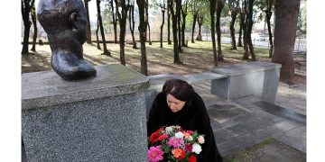 „გმირები უნდა გვახსოვდეს“ – თამარ ბელქანია მელიტონ ქანთარიას და ბერლინის კედლის ნამსხვრევზე, რომელიც ჯვარში ინახება